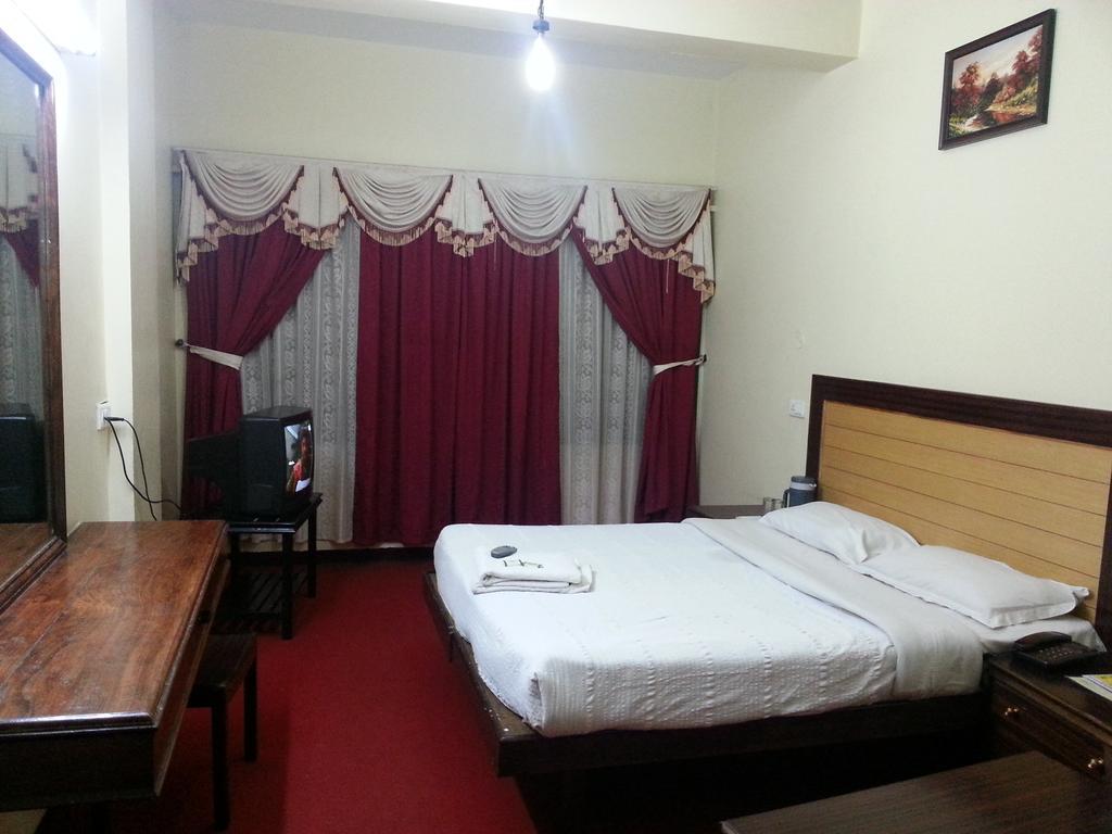 Hotel Preethi Palace Ооти Стая снимка