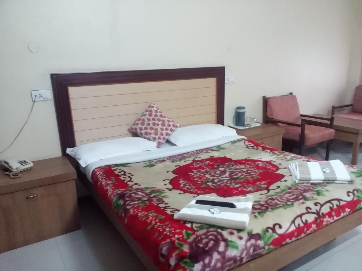 Hotel Preethi Palace Ооти Екстериор снимка