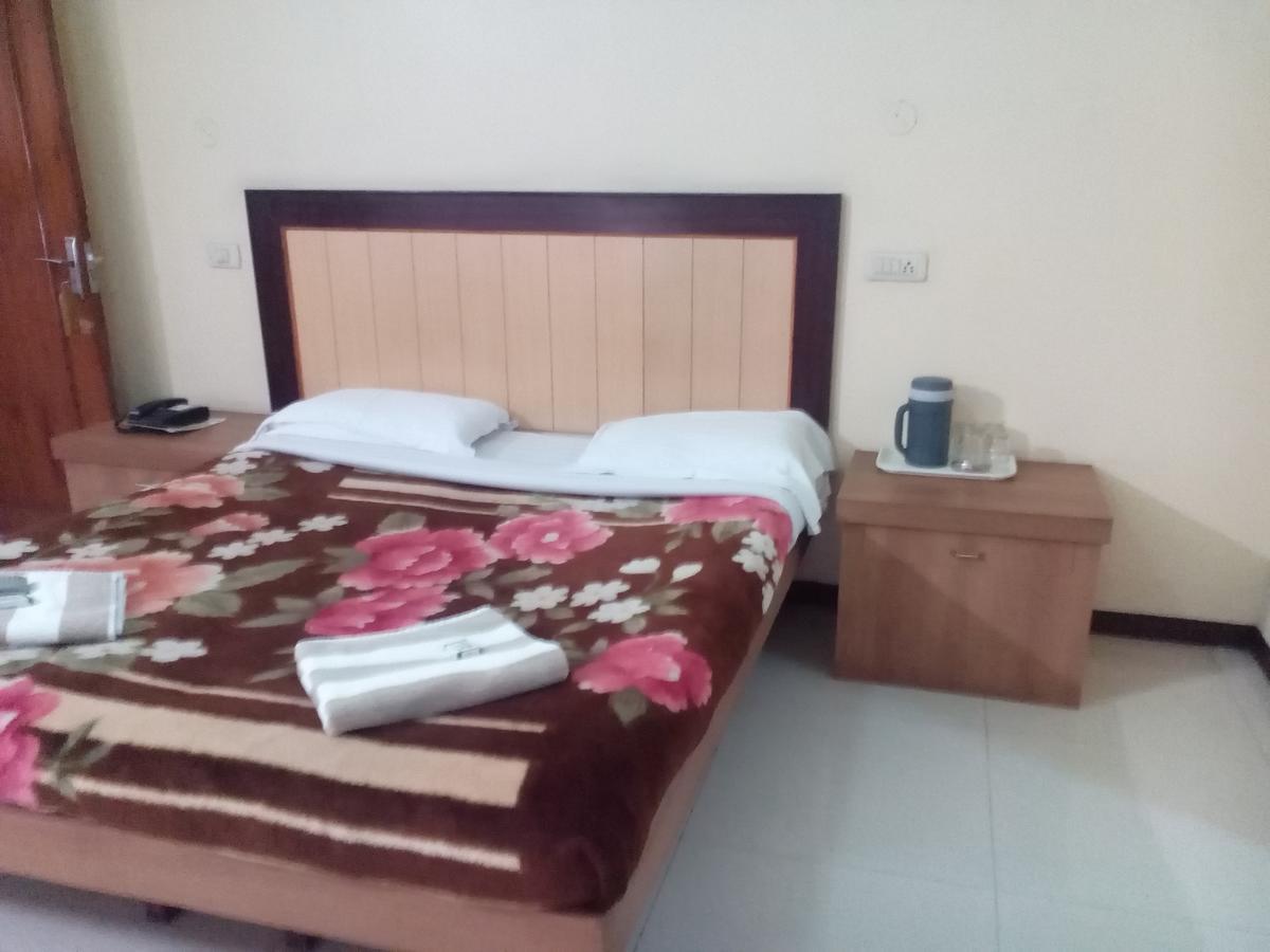 Hotel Preethi Palace Ооти Екстериор снимка