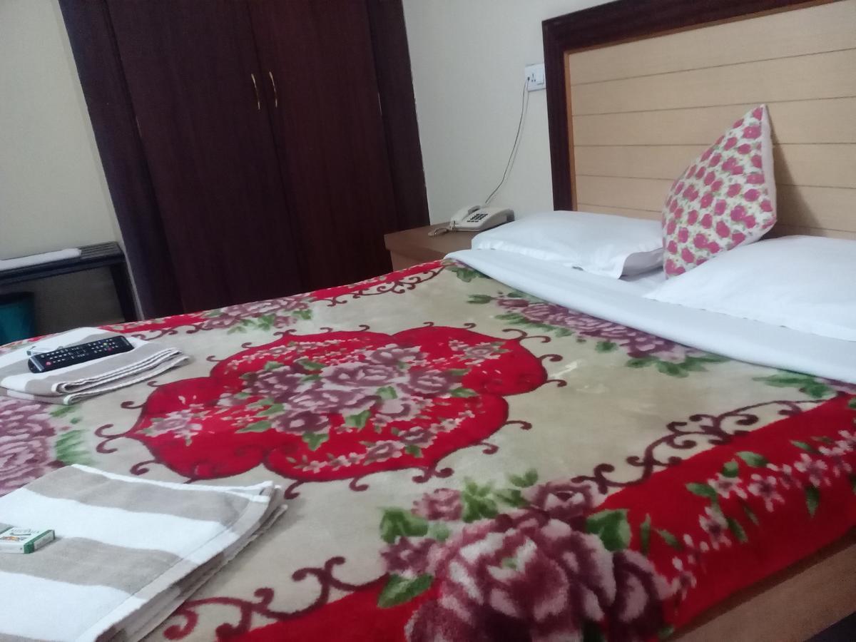 Hotel Preethi Palace Ооти Екстериор снимка